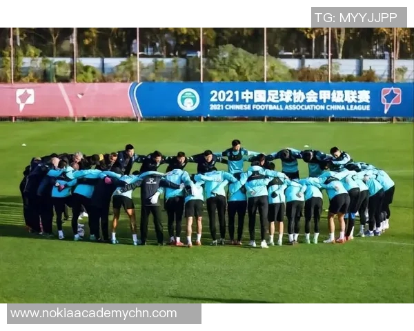 重庆足球队在杯赛积分榜上以81分稳居第一名展现强劲实力